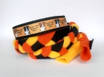 Leinenteil aus hochwertigem Fleece (orange und gelb) und Gurtband (schwarz) geflochten -  mit Jagdkarabiner und Airmeshunterfütterung (schwarz) in der Halsung -  Halsung mit Ripsband