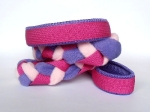 Leinenteil aus hochwertigem Fleece (lila und rosa) und Gurtband (pink) geflochten -  Halsung und Handschlaufe mit lilafarbenem Airmesh unterfüttert