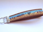 Schlüsselanhänger Agility karamell-hellblau mit braunem Gurtband - ca. 15 cm zzgl. Metallöse und Schlüsselring