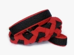 Agility-Zergelleine schwarz-rot - Leinenteil aus hochwertigem Fleece (rot) und Gurtband (schwarz) geflochten mit Jagdkarabiner und Airmeshunterfütterung (rot) in der Halsung und Handschlaufe