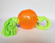 TPR (Thermo-Plastic-Rubber)-Ball mit Seil  -  TPR-Ball (9 cm) - Seil 55 cm  TPR ist ein sehr robustes Material, das ein langes Spielvergnügen sichert. Dieser Ball ist mit einem Seil ausgestattet und eignet sich sowohl für die selbstständige Beschäftigung als auch zum gemeinsamen Spiel.